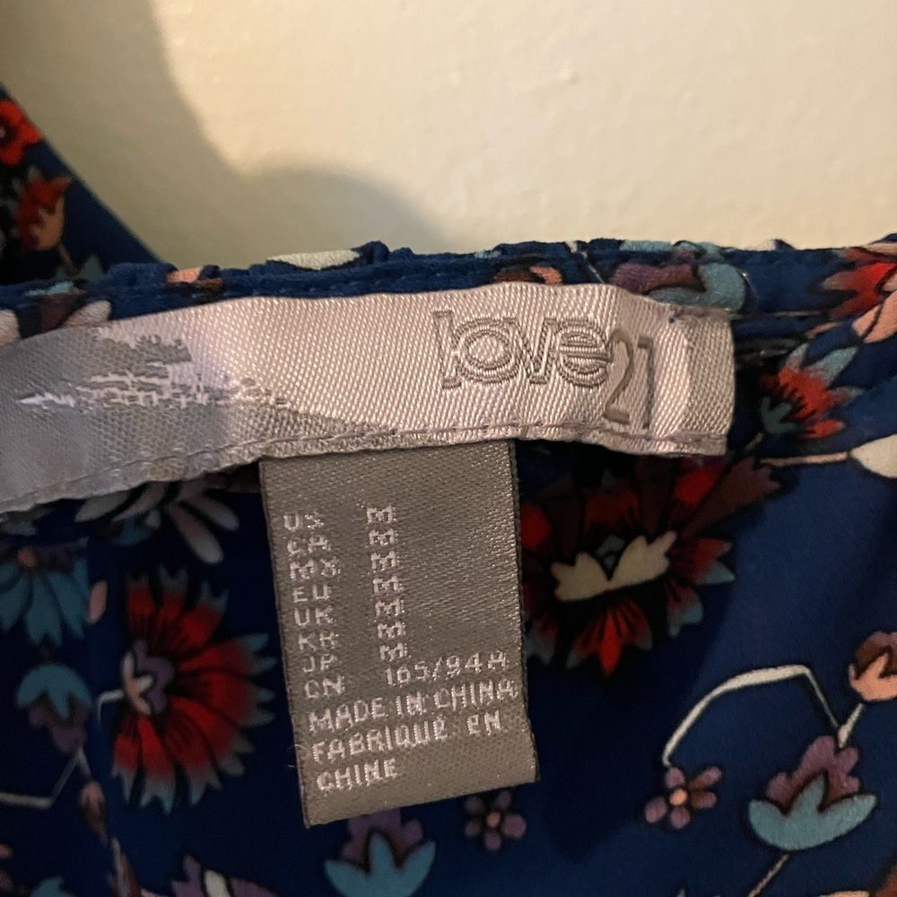Love 21 Floral Blouse, excellent condition, size medium - Picture 3 of 4